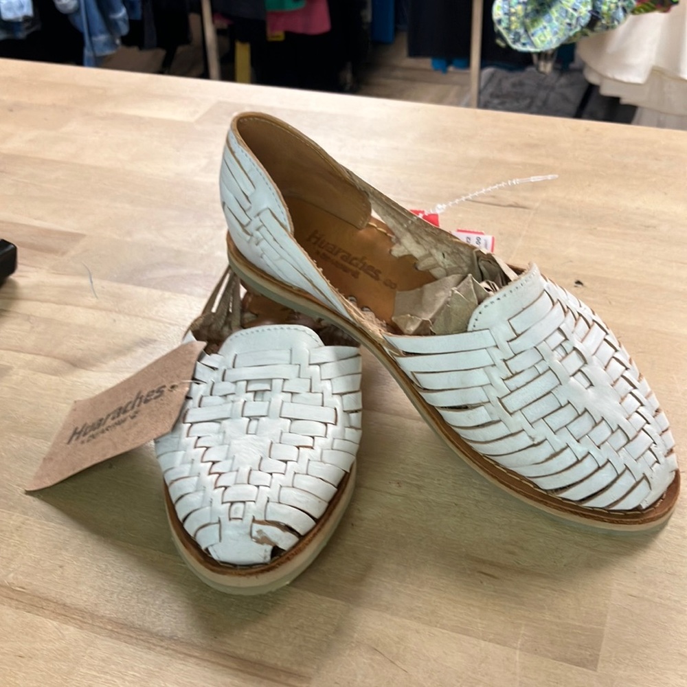 Huaraches BearPaw White Flats with Woven Design